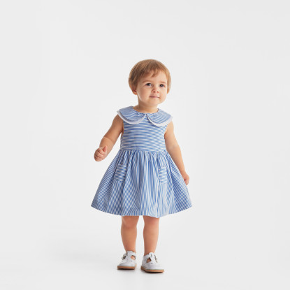 فستان مخطط لطفلة صغيرة