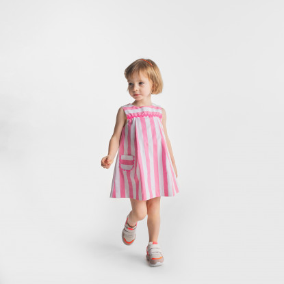 فستان مخطط لطفلة صغيرة